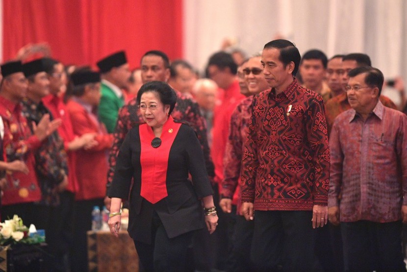 Presiden Joko Widodo (kedua kanan), Wapres Jusuf Kalla (kanan) dan Ketua Umum PDI Perjuangan Megawati Soekarnoputri (ketiga kanan) berjalan menuju ruang acara Perayaan Hari Ulang Tahun (HUT) ke-44 PDI Perjuangan di JCC, Senayan, Jakarta, Selasa (10/1).