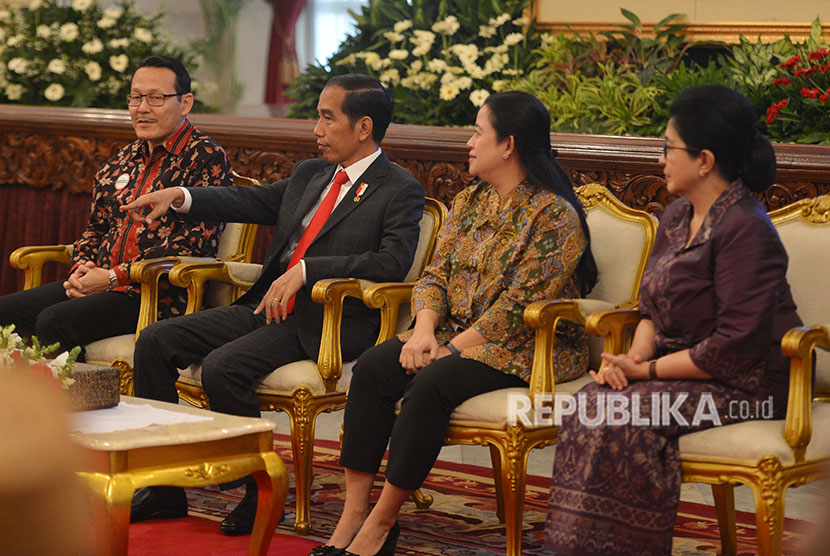 Presiden Joko Widodo (kedua kiri), berbincang dengan Menko Bidang Pembangunan Manusia dan Kebudayaan Puan Maharani (kedua kanan), Menteri Kesehatan Nila F Moeloek dan Direktur Utama Badan Penyelenggara Jaminan Sosial (BPJS) Kesehatan Fahmi Idris ketika menerima pengguna manfaat Jaminan Kesehatan Nasional-Kartu Indonesia Sehat (JKN-KIS) di Istana Negara, Jakarta, Rabu (23/5).