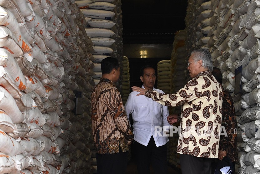 Presiden Joko Widodo (kedua kiri) berbincang dengan Menko Perekonomian Darmin Nasution (kanan), Menteri Perdagangan Enggartiasto Lukita (kedua kanan) dan Kepala Bulog Budi Waseso (kiri) saat mengecek stok beras di Kompleks Pergudangan Bulog, Jakarta, Kamis (10/1/2019).