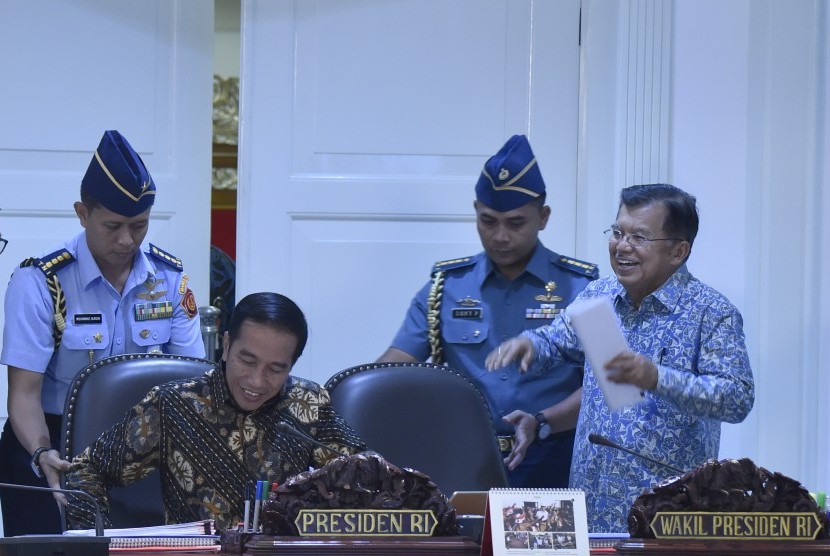 Presiden Joko Widodo (kedua kiri) berbincang dengan Wakil Presiden Jusuf Kalla (kanan) sebelum memimpin rapat terbatas terkait persiapan Asian Games XVIII tahun 2018 di Kantor Presiden, Jakarta, Selasa (18/4). 
