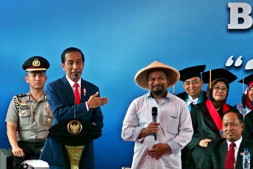 Presiden Joko Widodo (kedua kiri) berdialog dengan seorang petani bawang asal Magelang, Fathul Hakim, saat memberikan orasi ilmiah pada acara Dies Natalis ke-60 Universitas Diponegoro (Undip), di Semarang, Jawa Tengah, Selasa (17/10). 