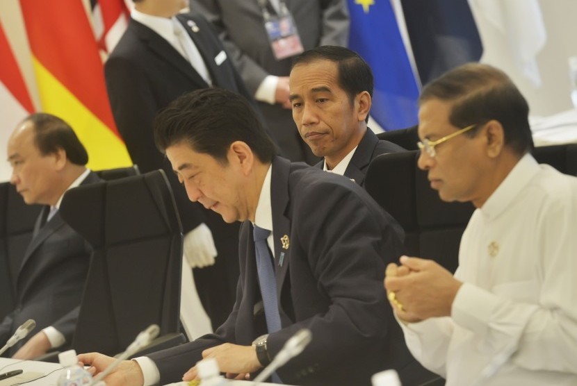 Presiden Joko Widodo (kedua kiri) berdiskusi dengan Perdana Menteri Jepang Shinzo Abe (kedua kanan) saat pertemuan KTT G-7 Outreach Sesi I di Ise-Shima, Jepang, Jumat (27/5). 