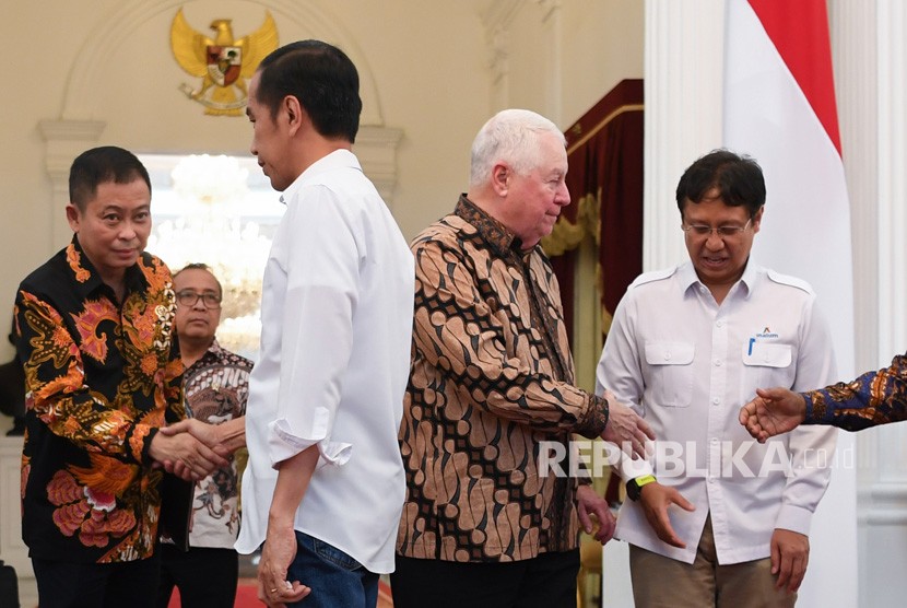 Presiden Joko Widodo (kedua kiri) berjabat tangan dengan Menteri ESDM Ignasius Jonan (kiri) disaksikan CEO Freeport McMoRan Richard Adkerson (media kanan) dan Direktur Utama PT Indonesia Asahan Alumunium (Inalum) Budi Gunadi Sadikin seusai memberikan keterangan terkait pelunasan divestasi PT Freeport Indonesia di Istana Merdeka, Jakarta, Jumat (21/12/2018).