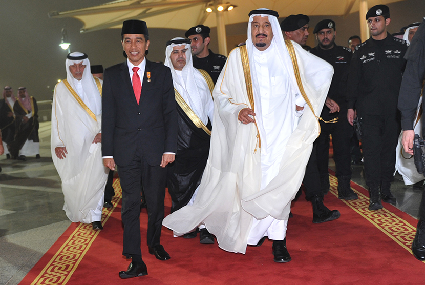 Presiden Joko Widodo (kedua kiri) berjalan bersama Raja Arab Saudi Salman bin Abdulaziz Al Saud (kedua kanan) setibanya di Bandar Udara Internasional King Abdul Aziz, Jeddah, Kerajaan Arab Saudi, beberapa waktu lalu.. 