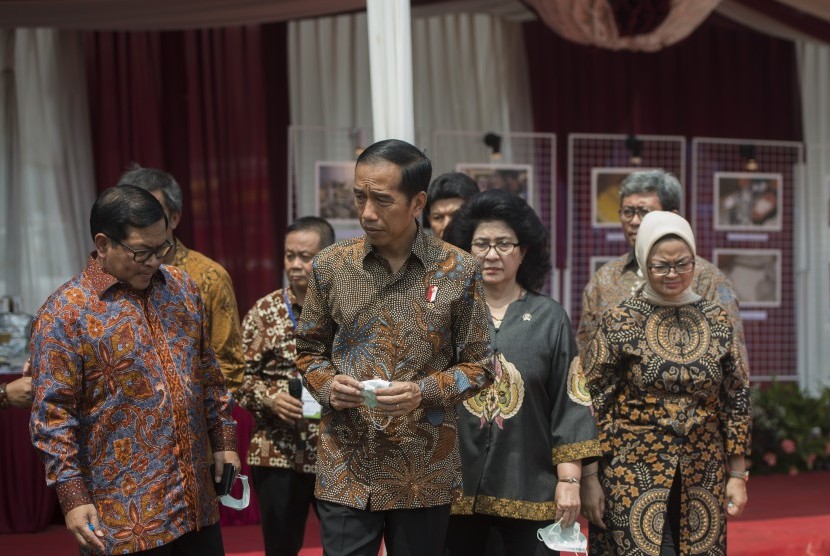 Presiden Joko Widodo (kedua kiri) berjalan dengan Menteri Kesehatan Nila F. Moeloek (kedua kanan), Kepala BPOM Penny K Lukito (kanan), dan Seskab Pramono Anung (kiri) dalam Pencanangan Aksi Nasional Pemberantasan Obat Ilegal dan Penyalahgunaan Obat di Lapangan Buperta Cibubur, Jakarta, Selasa (3/10).