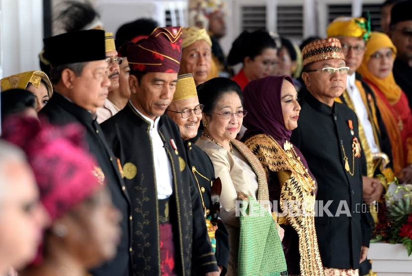   Presiden Joko Widodo (kedua kiri) berjalan diantara Presiden ke-6 RI Susilo Bambang Yudhoyono (kiri), Presiden ke-3 BJ Habibie (ketiga kiri) dan Persiden ke-5 Megawati Soekarnputri sebelum Upacara detik-detik Proklamasi di Istana Merdeka, Jakarta, Kamis (17/8).