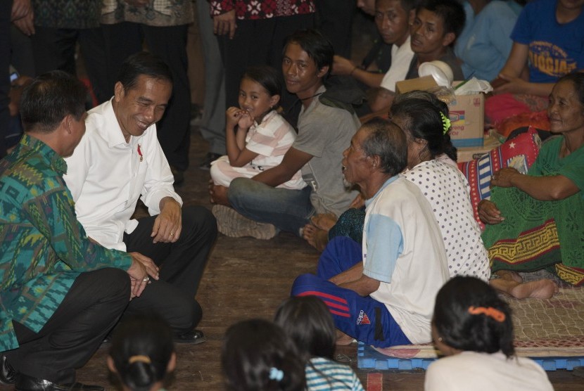 Presiden Joko Widodo (kedua kiri) bersama Bupati Klungkung I Nyoman Suwirta (kiri) berbincang dengan para pengungsi Gunung Agung di GOR Suwecapura, Klungkung, Bali, Selasa (26/9). 