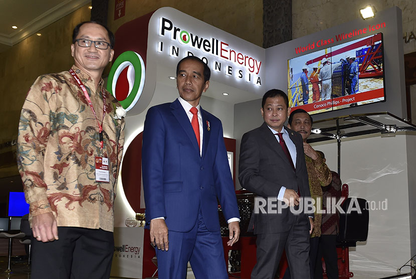 President Joko Widodo (second left) and Coordinating Minister of Maritime Affairs Luhut Panjaitan (right), ESDM Minister Ignasius Jonan (second right) and Indonesian Petroleum Association (IPA) President Ronald Gunawan (left) oversee the 42nd IPA Convention and Exhibition 2018 in Jakarta, Wednesday (May 2).