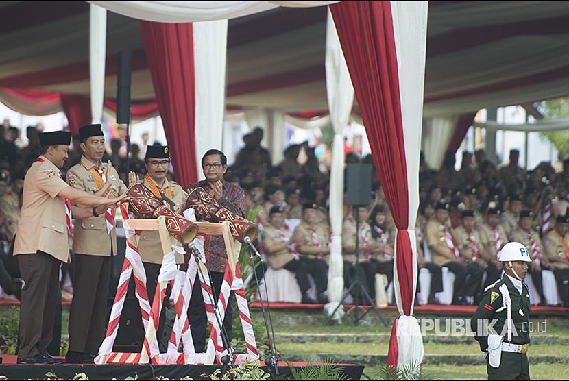 Presiden Joko Widodo (kedua kiri) bersama Menpora Imam Nahrawi (kiri), Seskab Pramono Anung (kanan), dan Ketua Kwartir Nasional Gerakan Pramuka Adhyaksa Dault (kedua kanan) memukul tifa sebagai tanda dibukanya Raimuna Nasional XI.