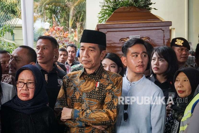 Ibunda Presiden Sudjiatmi Noto Mihardjo (kiri)