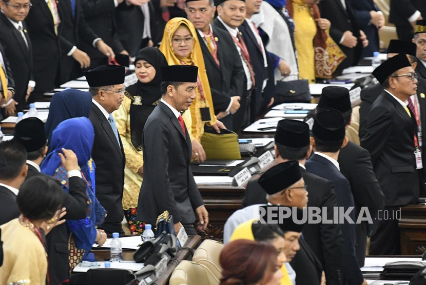 Presiden Joko Widodo (kedua kiri) bersama Wakil Presiden Jusuf Kalla (kiri) berjalan saat akan mengikuti pelantikan anggota Dewan Perwakilan Rakyat (DPR) periode 2019-2024 di Ruang Rapat Paripurna, Kompleks Parlemen, Senayan, Jakarta, Selasa (1/10/2019).