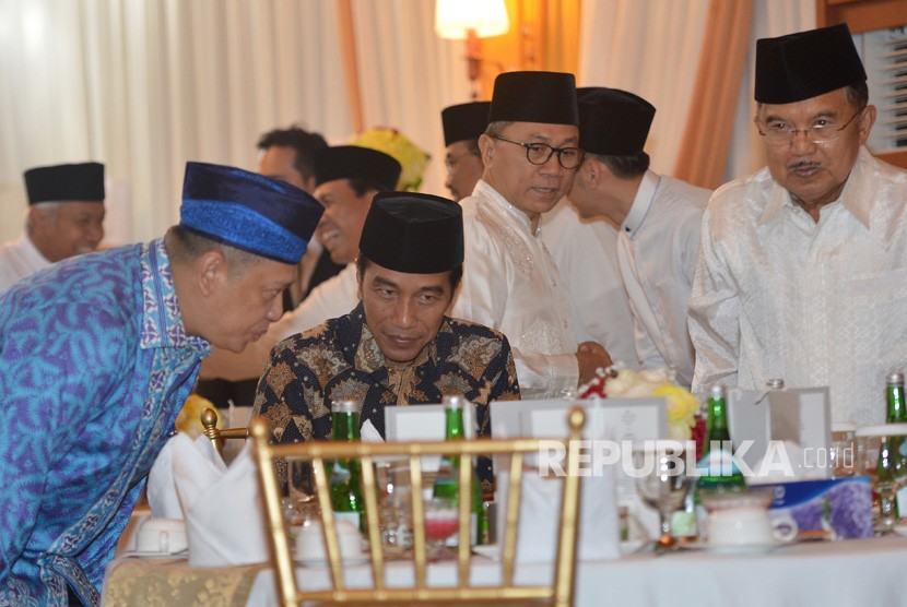 Presiden Joko Widodo (kedua kiri) bersama Wapres Jusuf Kalla (kanan), Ketua DPR Bambang Soesatyo (kiri) dan Ketua MPR Zulkifli Hasan (kedua kanan) menghadiri buka puasa bersama dengan pimpinan DPR di Rumah Dinas Ketua DPR Widya Candra, Jakarta, Senin (28/5).