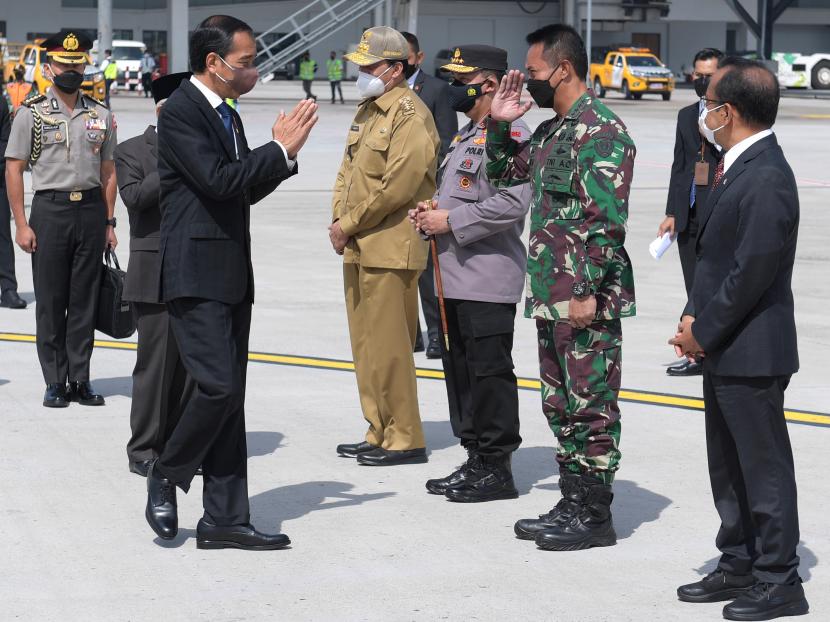 Presiden Joko Widodo (kedua kiri) bertolak ke tiga negara dalam rangka kunjungan kerja di Bandara Internasional Soekarno-Hatta, Tangerang, Banten, Jumat (29/10/2021). Kunjungan Presiden ketiga negara yaitu Italia rangka menghadiri KTT G20, ke Inggris Raya menghadiri KTT Pimpinan Dunia COP26 dan kunjungan bilateral ke Uni Emirat Arab dalam rangka memperkuat kerjasama bidang perdagangan investasi.