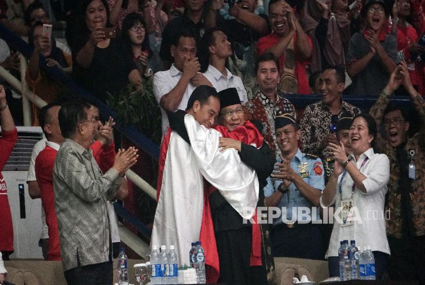 Presiden Joko Widodo (kedua kiri) dan Ketua Umum Pengurus Besar Ikatan Pencak Silat Indonesia (IPSI) Prabowo Subianto (kedua kanan) berpelukan disela menyaksikan Pencak Silat Asian Games 2018 (ilustrasi)