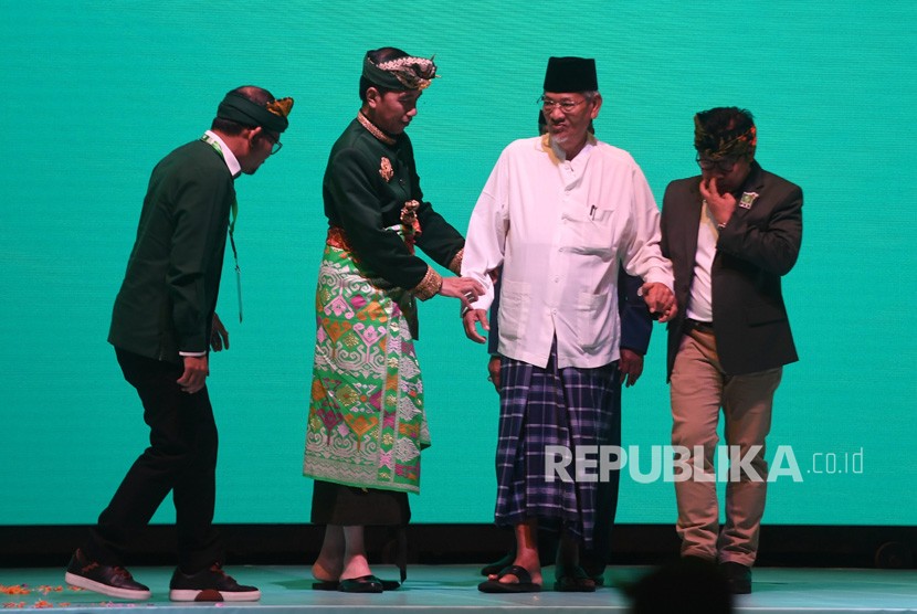 Presiden Joko Widodo (kedua kiri) dan Ketua Umum PKB Muhaimin Iskandar (kanan) menggandeng Ketua Dewan Syuro PKB KHD Dimyati Rois (kedua kanan) (Ilustrasi). Mahfud MD mengenal KH Dimyati Rois sebagai sosok yang sederhana   
