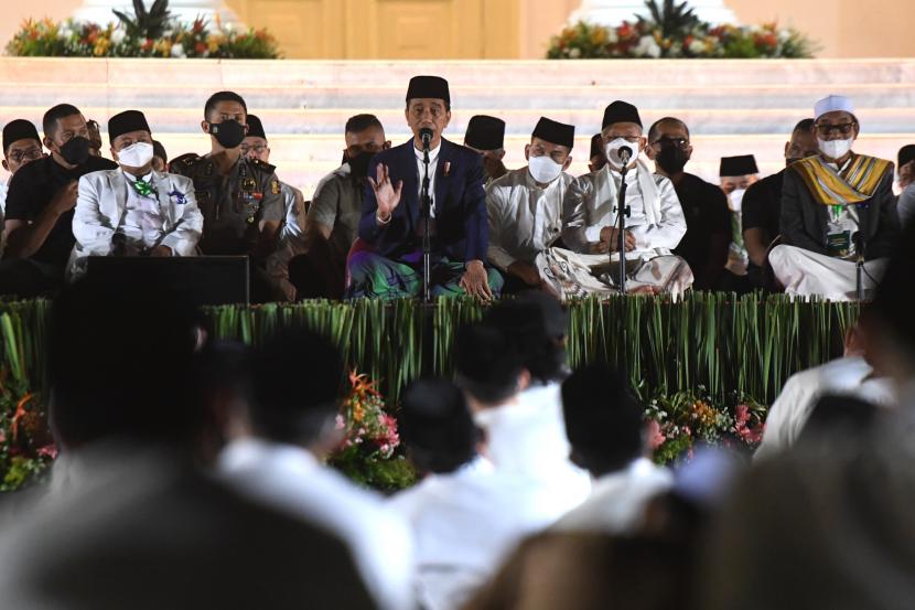Presiden Joko Widodo (kedua kiri) dan Wakil Presiden Ma