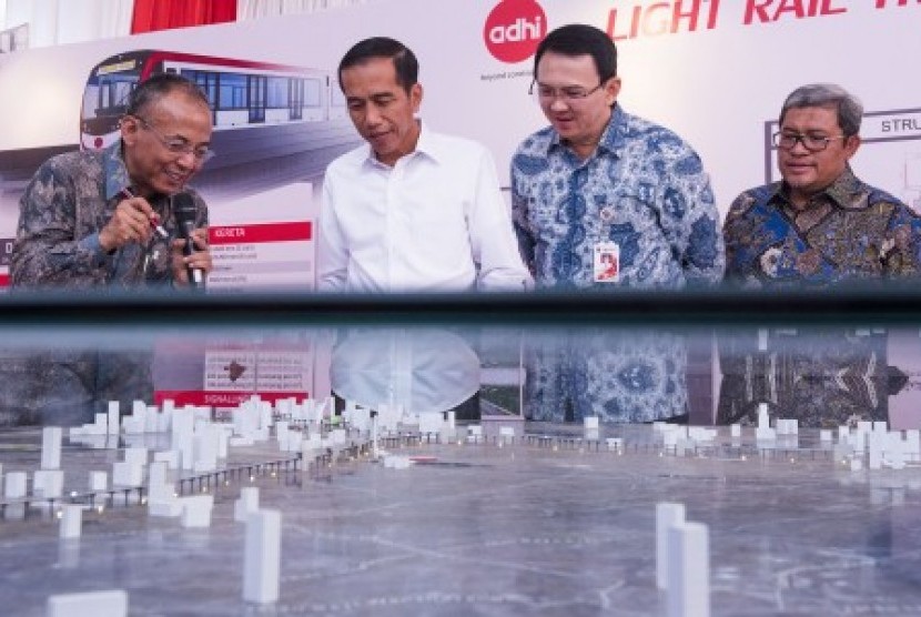 Presiden Joko Widodo (kedua kiri) didampingi Gubernur DKI Jakarta Basuki Tjahaja Purnama (kedua kanan) dan Gubernur Jawa Barat Ahmad Heryawan (kanan) mendengarkan penjelasan maket proyek pembangunan Light Rail Transit (LRT) dari Direktur Utama Adhi Karya K