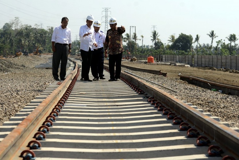 Presiden Joko Widodo (kedua kiri) didampingi Gubernur Sulawesi Selatan Syahrul Yasin Limpo (kanan), Dirjen Perkeretapian Kementrian Perhubungan Hermanto Dwiatmoko (kedua kanan), meninjau pembangunan jalur kereta api Trans Sulawesi di Desa Telumpanua, Kecam