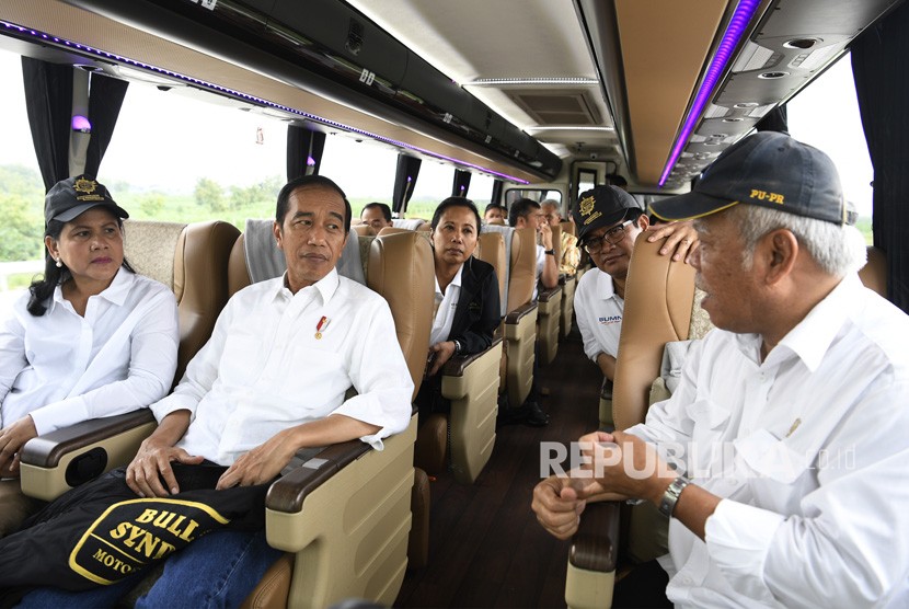 Presiden Joko Widodo (kedua kiri) didampingi Ibu Negara Iriana Joko Widodo (kiri) berbincang dengan Menteri PUPR Basuki Hadimuljono (kanan), Seskab Pramono Anung (kedua kanan) dan Menteri BUMN Rini Soemarno (ketiga kiri) di dalam bus saat perjalanan meninjau ruas Tol Trans Jawa di Jawa Tengah, Kamis (20/12/2018). 