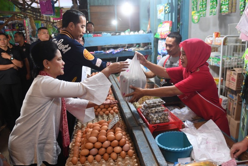 Presiden Joko Widodo (kedua kiri) didampingi Ibu Negara Iriana Joko Widodo (kiri) berbelanja di pasar tradisional. ilustrasi