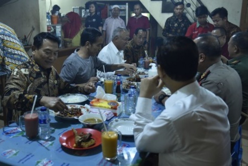 Presiden Joko Widodo (kedua kiri) didampingi Kepala Staf Presiden Moeldoko (kiri), Menteri Pekerjaan Umum dan Perumahan Rakyat Basuki Hadimuljono (ketiga kiri) dan Menteri Perhubungan Budi Karya Sumadi makan malam di Sate Kambing Haji Mamat, Sukabumi, Jawa Barat, Sabtu (7/4) malam. (Ilustrasi)