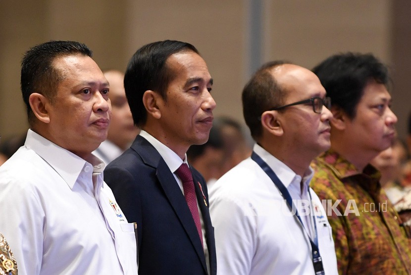 Presiden Joko Widodo (kedua kiri) didampingi Ketua DPR Bambang Soesatyo (kiri), Menteri Perindustrian Airlangga Hartarto (kanan)