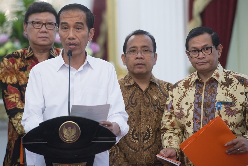 Presiden Joko Widodo (kedua kiri) didampingi Mendagri Tjahjo Kumolo (kiri), Mensesneg Pratikno (kedua kanan) dan Seskab Pramono Anung (kanan) memberikan keterangan pers di Istana Merdeka, Jakarta, Senin (13/6). 