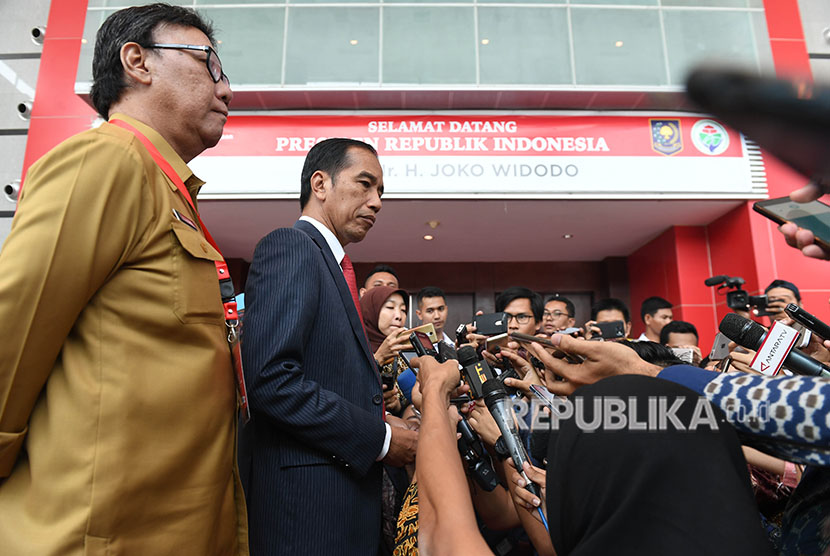 Presiden Joko Widodo (kedua kiri) didampingi Mendagri Tjahjo Kumolo (kiri) menyampaikan tanggapan terkait teror bom di Polrestabes Surabaya di Jakarta, beberapa hari lalu.