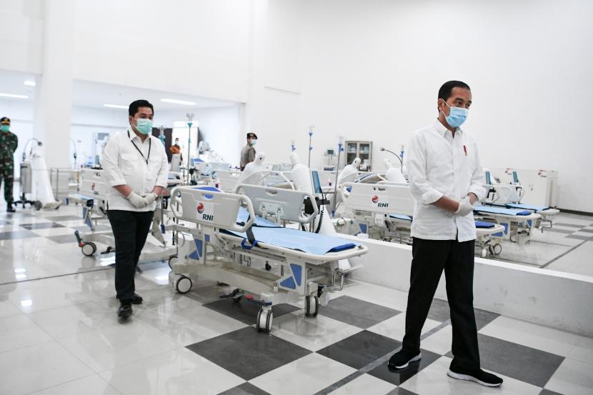 President Joko Widodo (second left) accompanied by SOC Minister Erick Thohir (third left) was in the emergency room while reviewing the 19th Emergency Handling Hospital of COVID Wisma Wisma Atlet Kemayoran, Jakarta, Monday (3/23/2020).