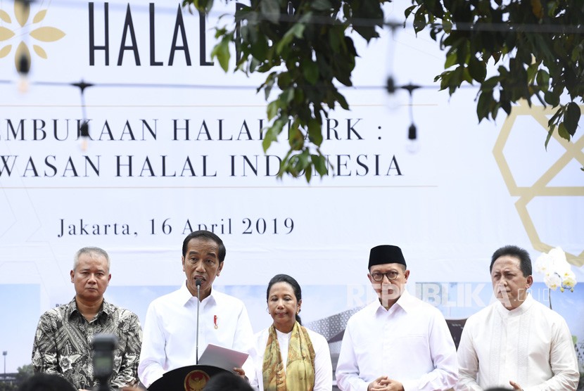 Presiden Joko Widodo (kedua kiri) didampingi Menteri BUMN Rini Soemarno (ketiga kanan), Menteri Agama Lukman Hakim Saifuddin (kedua kanan), Kepala Bekraf Triawan Munaf (kanan), Direktur Utama PT Wijaya Karya (Persero) Tbk Tumiyana (kiri) meresmikan Halal Park di kawasan Stadion Utama Gelora Bung Karno, Jakarta, Selasa (16/4/2019). 