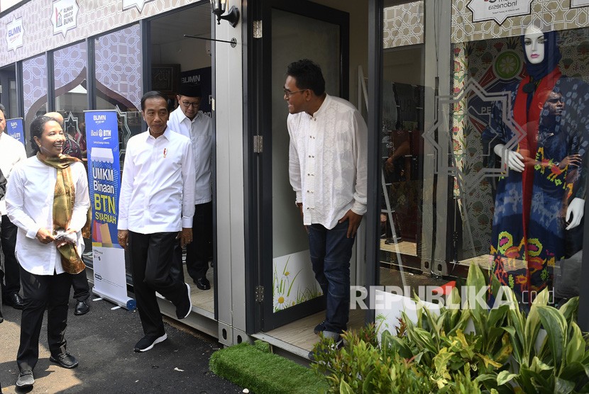 Presiden Joko Widodo (kedua kiri) didampingi Menteri BUMN Rini Soemarno (kanan) dan Menteri Agama Lukman Hakim Saifuddin meninjau gerai Halal Park di kawasan Stadion Utama Gelora Bung Karno, Jakarta, Selasa (16/4/2019). 