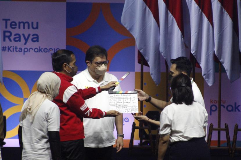 Presiden Joko Widodo didampingi Menko Perekonomian Airlangga Hartarto memberikan penghargaan kepada perwakilan Sineas Kartu Prakerja pada acara Temu Raya #Kitaprakerja di SICC, Sentul, Kabupaten Bogor, Jawa Barat, Jumat (17/6/2022).