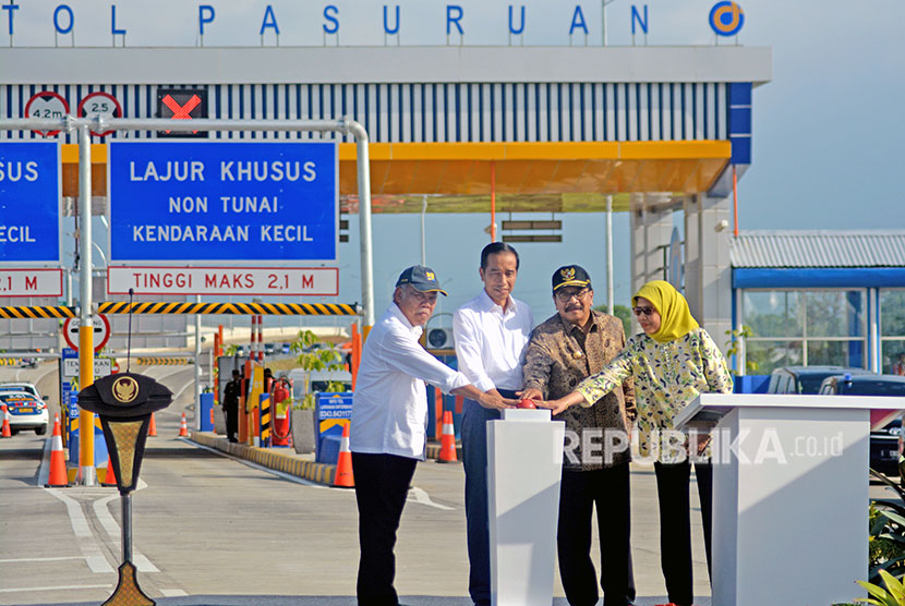 Presiden Joko Widodo (kedua kiri) didampingi Menteri Pekerjaan Umum dan Perumahan Rakyat (PUPR) Basuki Hadimuljono (kiri), Gubernur Jawa Timur Soekarwo (kedua kanan) dan Direktur Utama PT Jasa Marga (Persero) Tbk Desi Arryani, meresmikan Jalan Tol Gempol-Pasuruan Seksi II di gerbang tol Pasuruan, Jawa Timur, Jumat (22/6). 