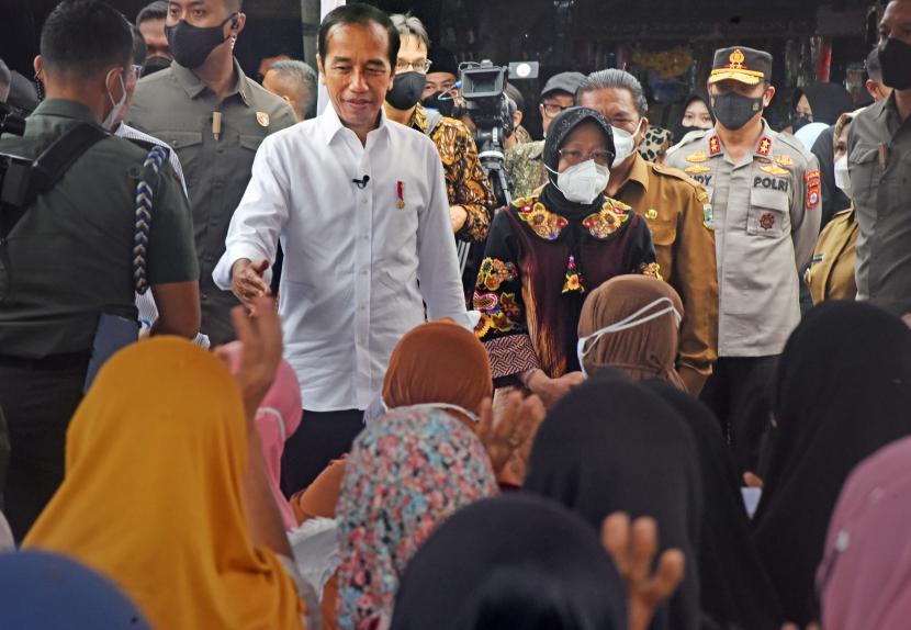 Presiden Joko Widodo (kedua kiri) didampingi Menteri Sosial Tri Rismaharini (tengah).