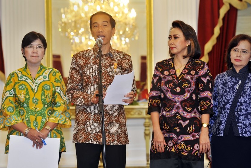 Presiden Joko Widodo (kedua kiri) didampingi Panitia seleksi calon pimpinan KPK yang diketuai Destry Damayanti (kiri) dengan Juru Bicara Betti S Alisjabana (kanan) mengumumkan delapan nama hasil seleksi di Istana Merdeka, Jakarta, Selasa (14/7).