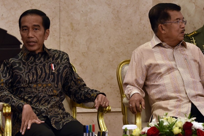 Presiden Joko Widodo (kedua kiri) didampingi Wakil Presiden Jusuf Kalla (kedua kanan) bersiap memimpin sidang kabinet paripurna di Istana Negara, Jakarta, Rabu (2/11).