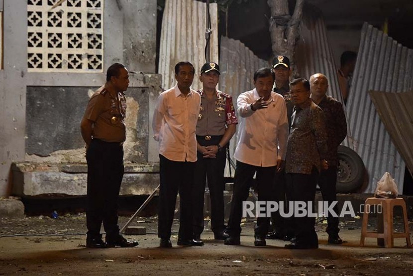 Presiden Joko Widodo (kedua kiri) didampingi Wakil Presiden Jusuf Kalla (kedua kanan), Kepala BIN Jenderal Pol Budi Gunawan (keempat kanan), Wakapolri Komjen Pol Syafruddin (kiri), Kepala Staf Presiden Teten Masduki (kanan) dan Kapolda Metro Jaya  Irjen Pol M Iriawan (ketiga kiri) meninjau lokasi ledakan bom di Terminal Kampung Melayu, Jakarta, Kamis (25/5).