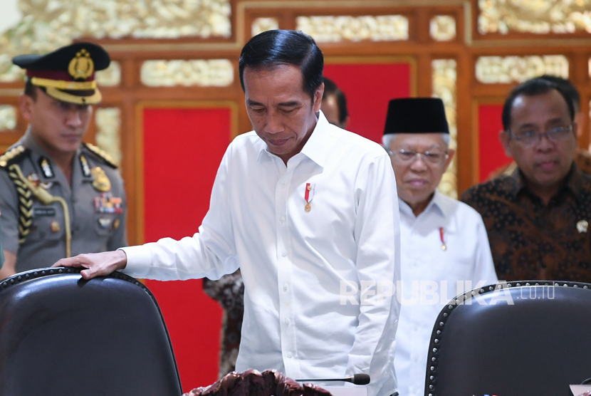 Presiden Joko Widodo (kedua kiri) didampingi Wakil Presiden Ma'ruf Amin (kedua kanan) bersiap memimpin rapat kabinet terbatas di Kantor Presiden, Jakarta, Rabu (30/10/2019).