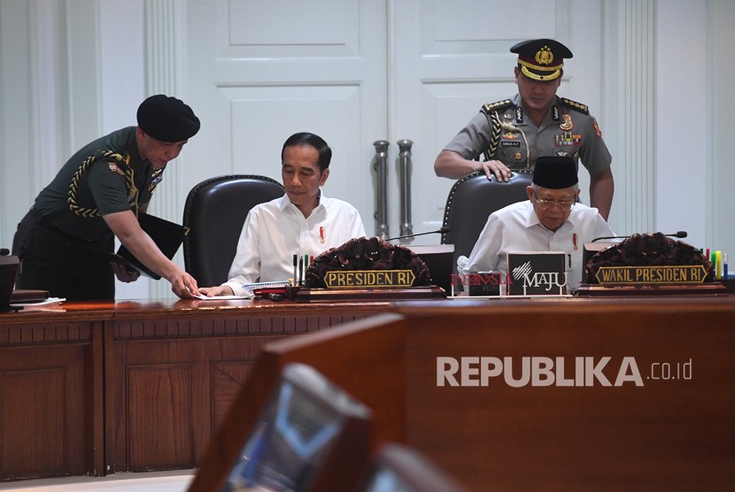 Presiden Joko Widodo (kedua kiri) didampingi Wakil Presiden Ma