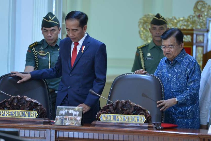 Presiden Joko Widodo (kedua kiri) didampingi Wapres Jusuf Kalla bersiap memimpin rapat terbatas penanganan bencana alam NTB di Kantor Presiden, Jakarta, Jumat (10/8). 