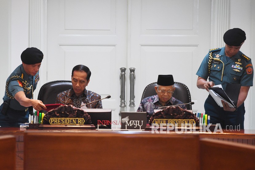 Presiden Joko Widodo (kedua kiri) didampingi Wapres Ma