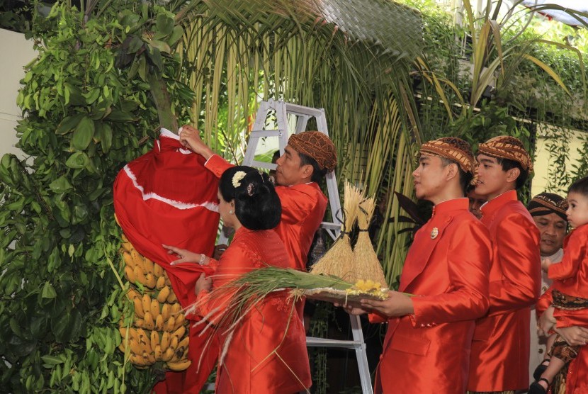 Presiden Joko Widodo (kedua kiri) disaksikan Ibu Negara Iriana Joko Widodo (kiri) dan putranya, Gibran Rakabuming Raka (ketiga kiri) dan Kaesang Pangarep (ketiga kanan) untuk membuka tuwuhan dan memasang 