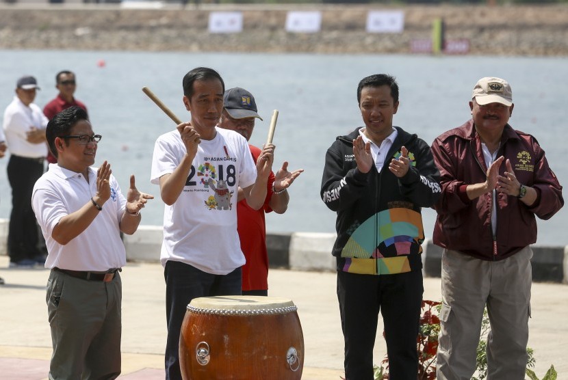 Presiden Joko Widodo (Kedua kiri) disaksikan Panglima Santri Nusantara Muhaimin Iskandar (kiri) dan Menteri Pekerjaan Umum dan Perumahan Rakyat (PUPR) Basuki Hadimuljono (tengah), Menpora Imam Nahrawi dan Gubernur Sumatera Selatan Alex Noerdin (kanan) memukul genderang tanda dimulainya Lomba Dayung Perahu Naga Piala Presiden RI di arena dayung Jakabaring Rowing and Canoeing Regatta Course, Jakabaring Sport City (JSC), Palembang, Sumatera Selatan, Sabtu (14/7). 