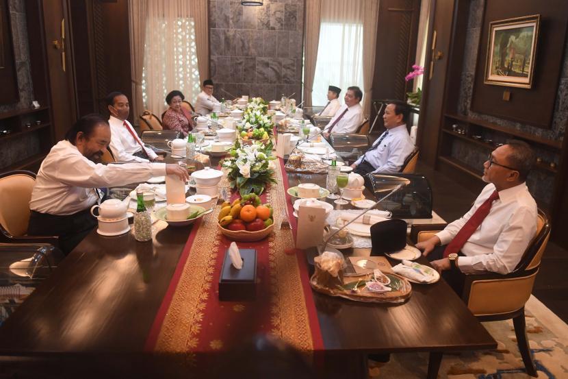 Presiden Joko Widodo (kedua kiri) melakukan jamuan makan siang dengan ketua umum parpol yakni Ketua Umum Partai NasDem Surya Paloh (kiri), Ketua Umum PDI Perjuangan Megawati Soekarnoputri (ketiga), Ketua Umum PKB Muhaimin Iskandar (keempat kiri), Ketua Umum PAN Zulkifli Hasan (kanan), Ketua Umum Partai Gerindra Prabowo Subianto (kedua kanan), Ketua Umum Partai Golkar Airlangga Hartarto (ketiga kanan) dan Ketua Umum PPP Suharso Monoarfa (keempat kanan) di presidensial lounge di kompleks Istana Kepresidenan Jakarta, Rabu (15/6/2022).