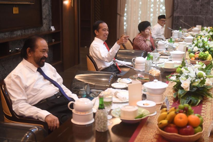 Presiden Joko Widodo (kedua kiri) melakukan jamuan makan siang dengan ketua umum parpol diantaranya Ketua Umum Partai NasDem Surya Paloh (kiri), Ketua Umum PDI Perjuangan Megawati Soekarnoputri (ketiga kiri), dan Ketua Umum PKB Muhaimin Iskandar (keempat kiri) di presidensial lounge di kompleks Istana Kepresidenan Jakarta, Rabu (15/6/2022). 