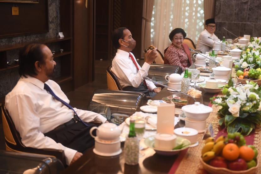 Presiden Joko Widodo (kedua kiri) melakukan jamuan makan siang dengan ketua umum parpol diantaranya Ketua Umum Partai NasDem Surya Paloh (kiri), Ketua Umum PDI Perjuangan Megawati Soekarnoputri (kedua kanan) dan Ketua Umum PKB Muhaimin Iskandar (kanan) di presidensial lounge di kompleks Istana Kepresidenan Jakarta, Rabu (15/6/2022). 