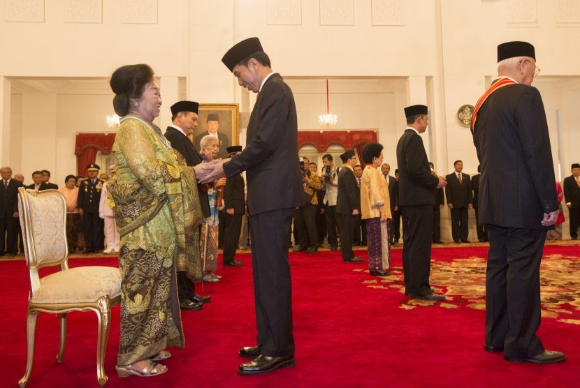 Presiden Joko Widodo (kedua kiri) memberi bintang kehormatan kepada Toeti Heraty Noerhadi Roosseno (kiri) dan tujuh penerima bintang kehormatan lainnya dalam pemberian bintang kehormatan di Istana Negara, Jakarta, Selasa (15/8). 