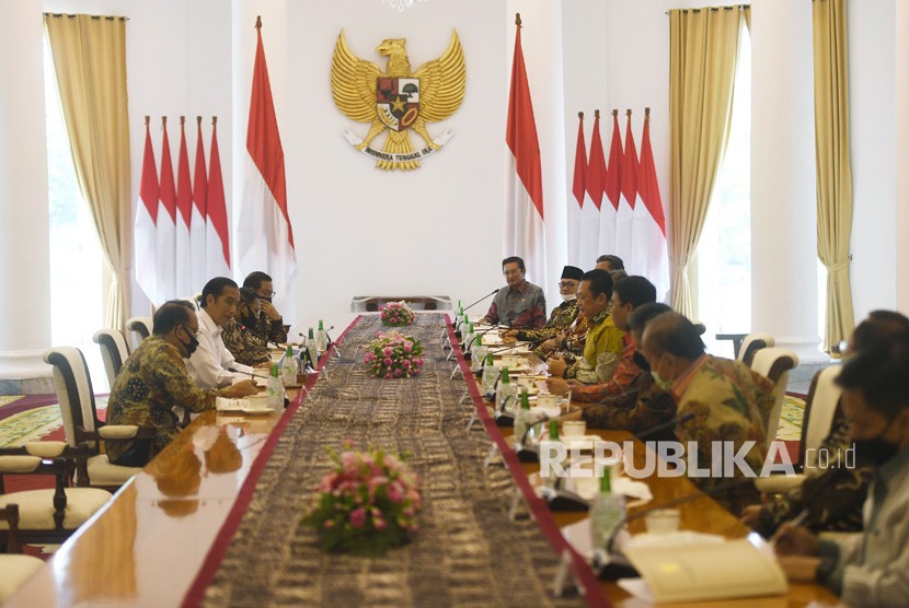 Presiden Joko Widodo (kedua kiri) memberikan sambutan saat pertemuan dengan pimpinan MPR di Istana Bogor, Jawa Barat, Rabu (8/7/2020). Pertemuan tersebut membahas sejumlah isu-isu kebangsaan. 
