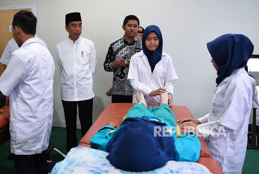 Presiden Joko Widodo (kedua kiri) mengamati mahasiswa yang melakukan pelatihan penanganan pasien saat mengunjungi Universitas Aisyiyah di Yogyakarta, Kamis (6/12/2018).