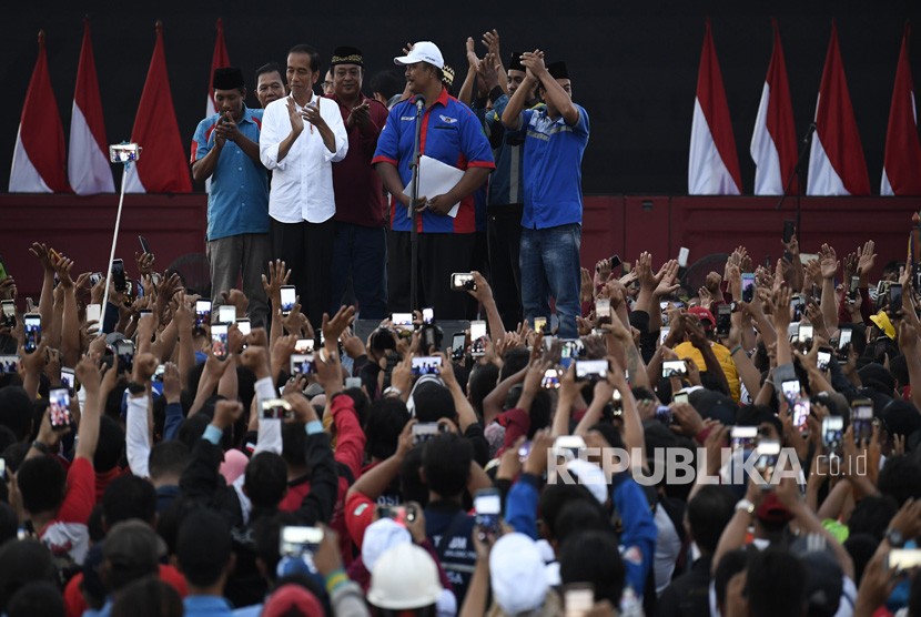 Presiden Joko Widodo (kedua kiri) menghadiri Deklarasi Pengemudi Truk sebagai Pelopor Keselamatan di Jakarta International Container Terminal, Jakarta, Ahad (17/3/2019). 